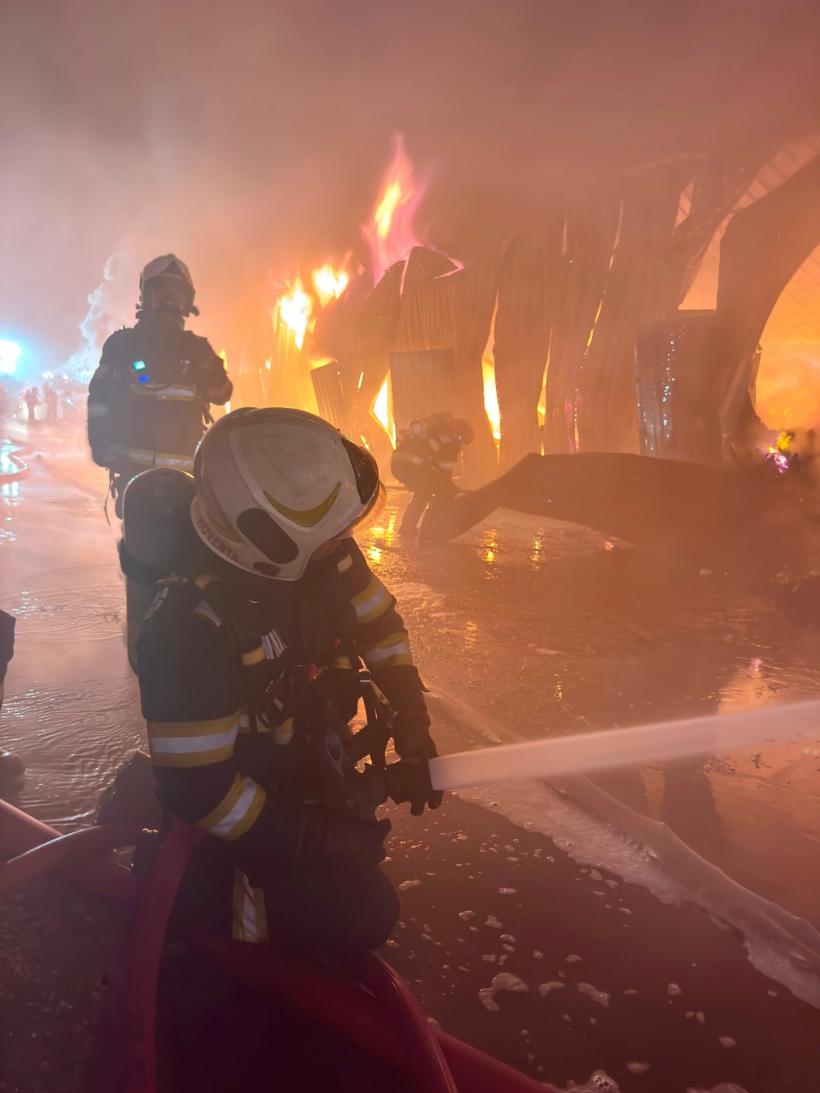 Incendiu puternic la Dragonul Roșu, în București. Update: Structura clădirii s-a prăbușit parțial. Toată hala este în flăcări 18969064