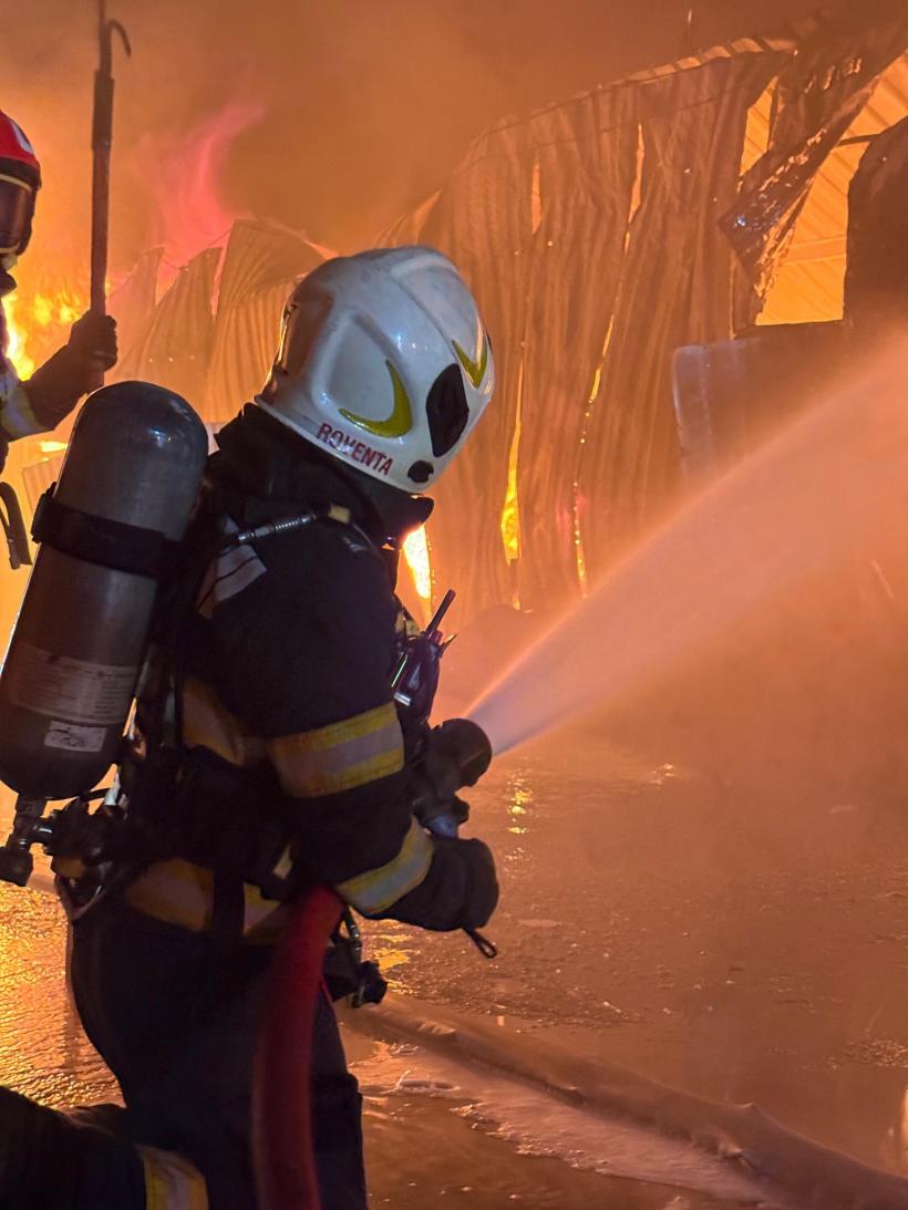 Incendiu puternic la Dragonul Roșu, în București. Update: Structura clădirii s-a prăbușit parțial. Toată hala este în flăcări 18969065