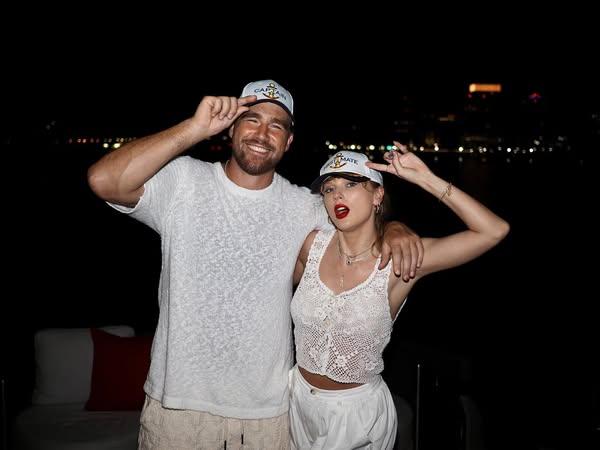 Taylor Swift și Travis Kelce s-au logodit