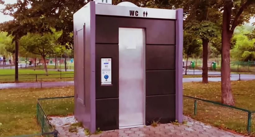 În plină criză bugetară, primăria condusă de Emil Boc se dotează cu o toaletă publică, pentru care plătește 67.500 de euro