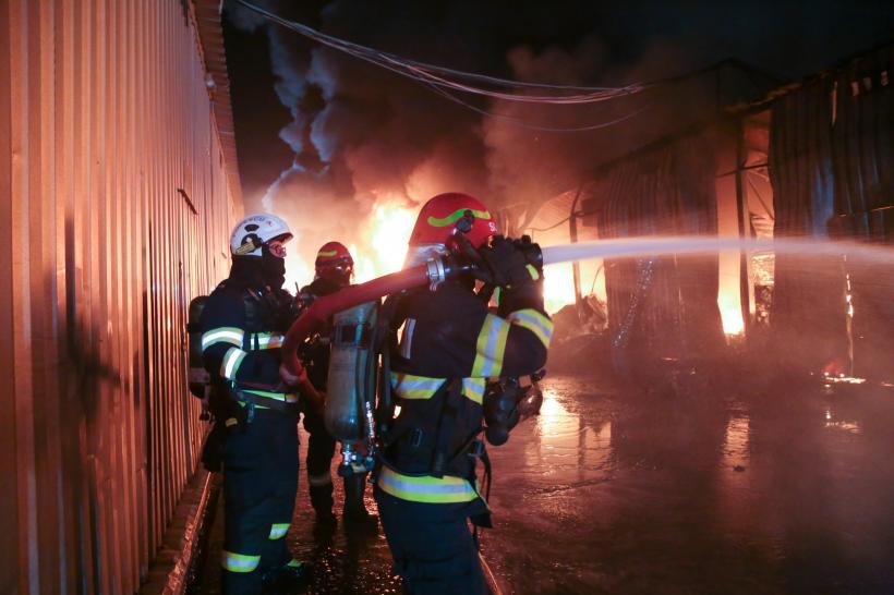 Dragonul Roșu, devastat de flăcări. Intervenția pompierilor continuă și astăzi 18969077