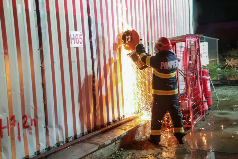 Dragonul Roșu, devastat de flăcări. Intervenția pompierilor continuă și astăzi 18969078