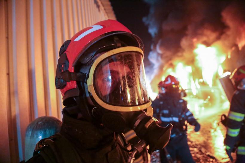 Dragonul Roșu, devastat de flăcări. Intervenția pompierilor continuă și astăzi 18969079