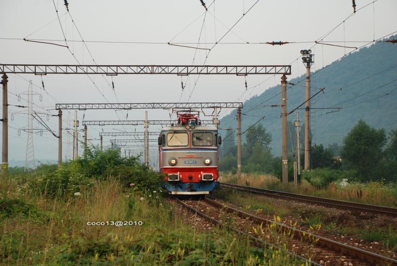 Accident feroviar în Hunedoara. Un tren marfar a lovit o autoutilitară în Hunedoara. Trei bărbați răniți. Trafic oprit