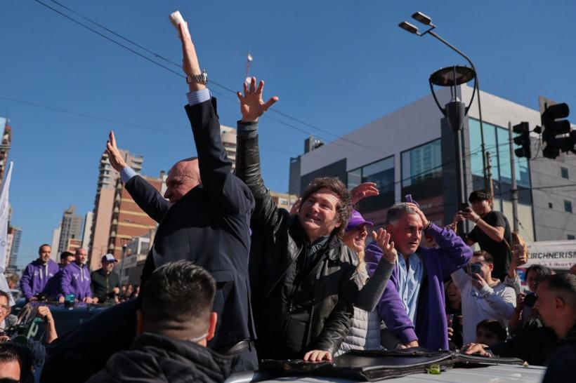 Campanie electorală în Argentina. Convoiul președintelui Javier Milei atacat cu pietre de opoziția de stânga