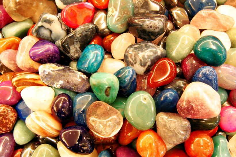 Pietrele prețioase ale lunii nașterii: ce simbolizează fiecare și cum îți pot influența viața