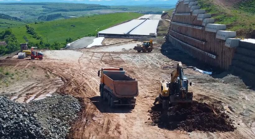 Tronsonul de autostradă Nădășelu – Mihăiești o poate lua la vale  