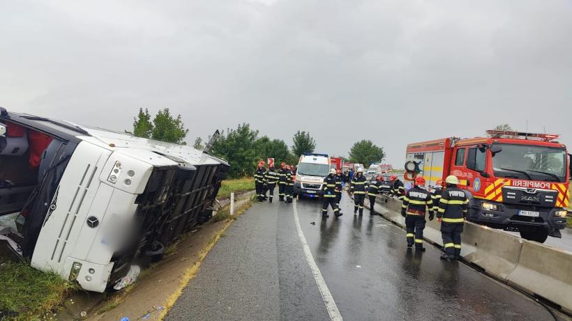 Accident teribil la Cluj. Autocar cu 20 de persoane, răsturnat. Un bărbat de 70 de ani a murit. Planul Roșu de Intervenție a fost activat