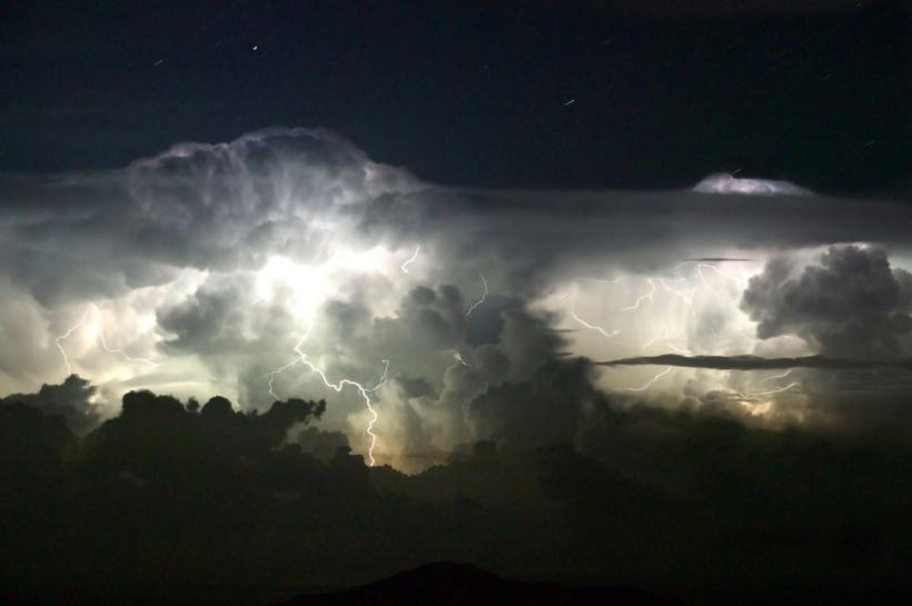 Alertă meteo. Cod galben de furtuni în jumătate de țară, duminică