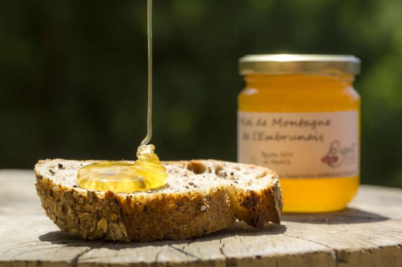 Mierea – îndulcitor natural cu beneficii pentru sănătate sau doar „zahăr mascat”?