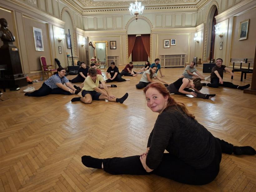 Workshopul de „Arta Actorului de Comedie cu producție de scurt metraj” 2025 s-a încheiat cu aplauze pe scena Operei Naţionale Bucureşti 18969750