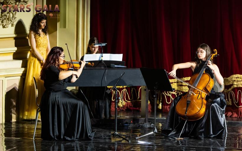 Workshopul de „Arta Actorului de Comedie cu producție de scurt metraj” 2025 s-a încheiat cu aplauze pe scena Operei Naţionale Bucureşti 18969757