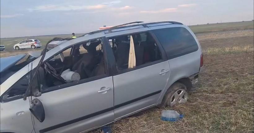 Un șofer a murit la Recea după ce a sărit cu mașina în șanț și s-a răsturnat 18969814