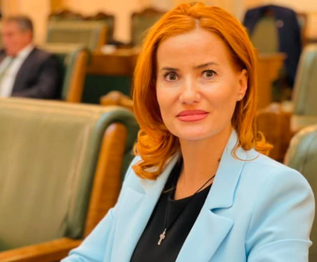De la viceprimar la Oradea în mandatul lui Bolojan, la secretar al Camerei Deputaților: ascensiunea Arinei Moș, protejata premierului 18970100