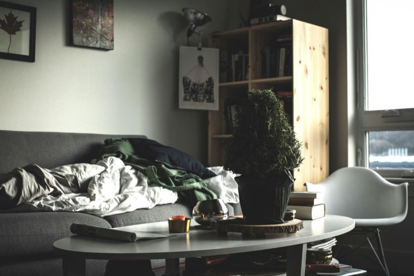 Ce spune noptiera ta despre tine: 13 lucruri dezvăluite de o masă de noapte dezordonată