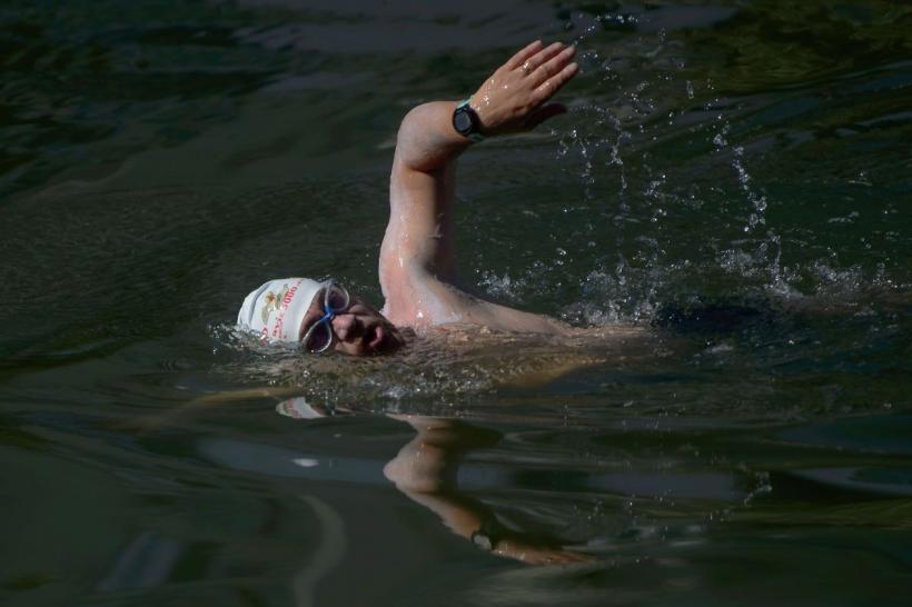 Un român a devenit primul om din lume care parcurge înot un continent 18969972