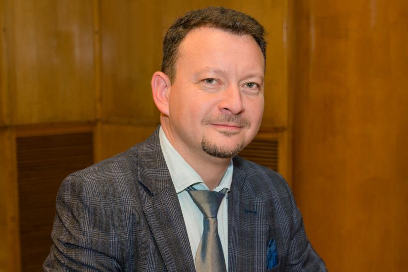 Șuetă cu Cristian Iftode: „Noi ne-am suit în trenul modernităţii din mers şi am făcut-o într-un vagon cu frâna trasă” 18969883