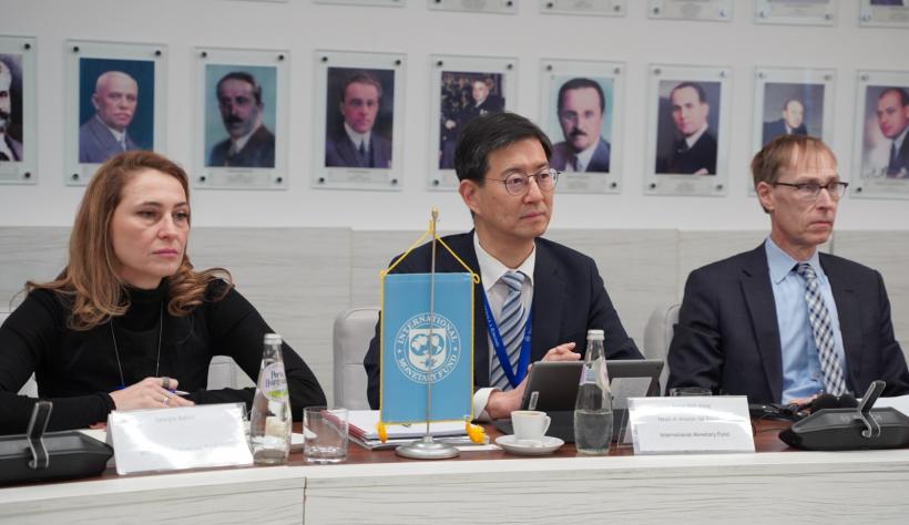 Cu ochii pe România: FMI vine astăzi la București