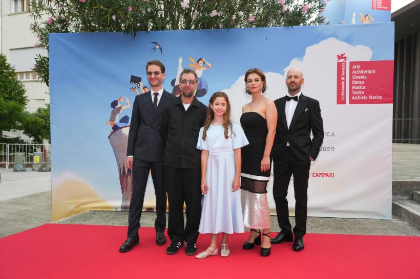 „Dinți de lapte”, regizat de Mihai Mincan și produs de deFilm, a primit cronici elogioase la Festivalul Internațional de Film de la Veneția 18970048