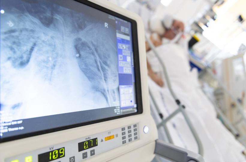 Doctoriță pneumolog din Timiș, reținută pentru luare de mită