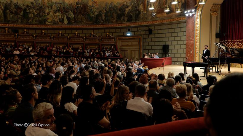 Cătălin Răducanu revine în septembrie 2025 cu a treia ediție a turneului național Un artist, un pian, un țambal – clasic, jazz, folclor 18970302