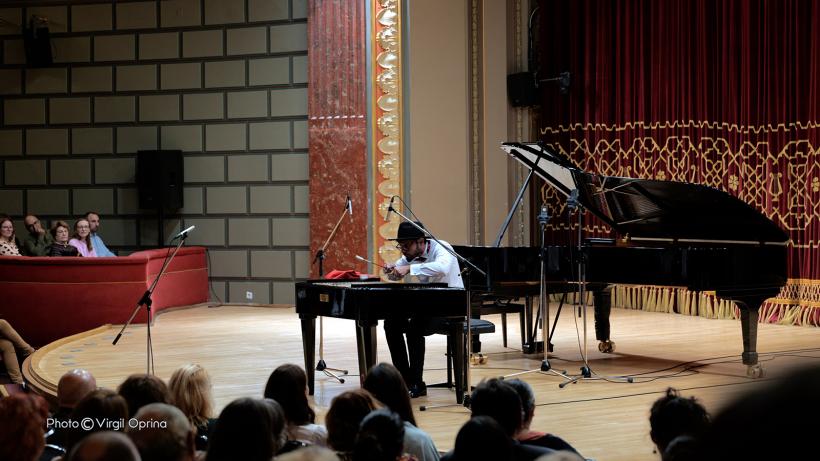 Cătălin Răducanu revine în septembrie 2025 cu a treia ediție a turneului național Un artist, un pian, un țambal – clasic, jazz, folclor 18970303