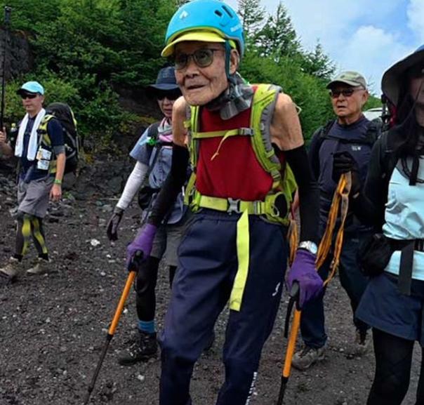 De necrezut! Un bărbat de 102 ani a cucerit Muntele Fuji. Japonezul a intrat în Guinness World Records 18970509