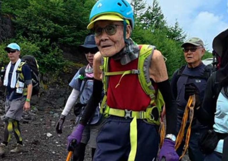 De necrezut! Un bărbat de 102 ani a cucerit Muntele Fuji. Japonezul a intrat în Guinness World Records 18970511