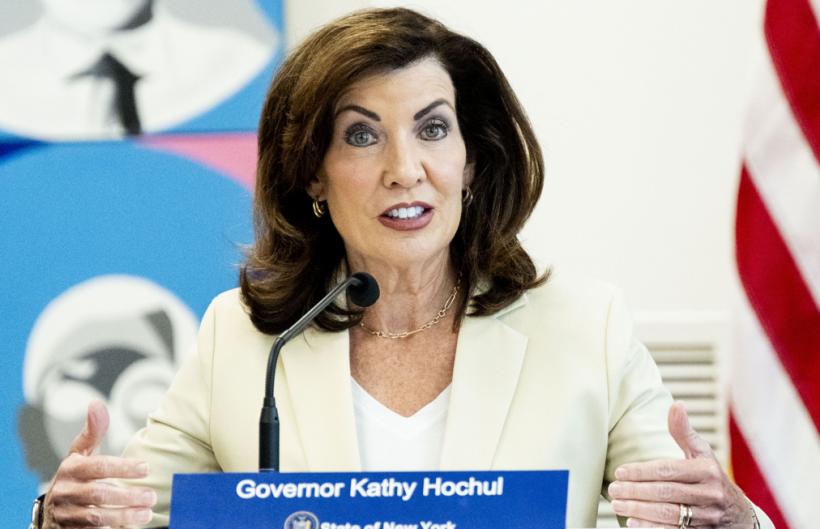 New York îi dă peste nas lui Trump și sfidează restricțiile la vaccinuri COVID