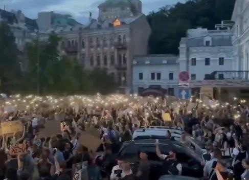 Ucrainenii, protest uriaș la Kiev: „Serviciul militar nu este sclavie! ”
