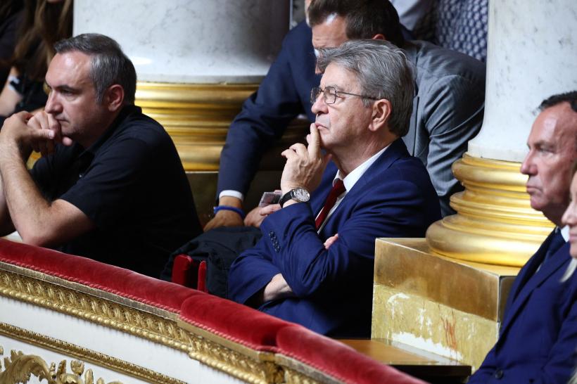 Criză politică la Paris: Guvernul francez se prăbușește după ce parlamentarii votează pentru demiterea prim-ministrului. Ce opțiuni are președintele Macron? 18971110