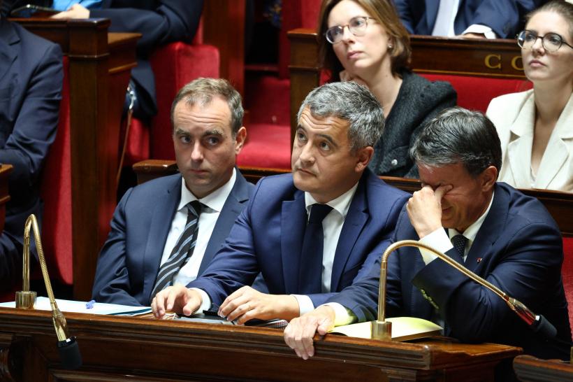 Criză politică la Paris: Guvernul francez se prăbușește după ce parlamentarii votează pentru demiterea prim-ministrului. Ce opțiuni are președintele Macron? 18971111