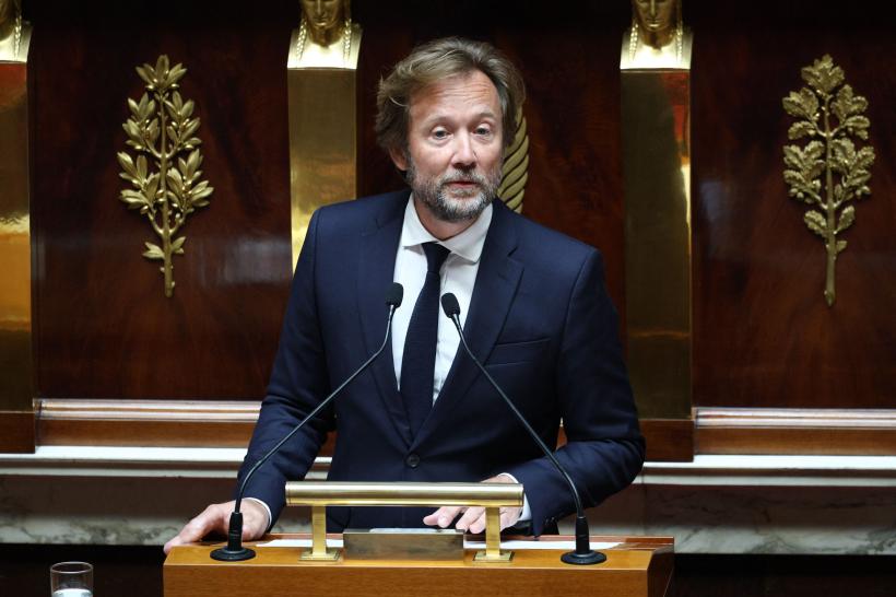 Criză politică la Paris: Guvernul francez se prăbușește după ce parlamentarii votează pentru demiterea prim-ministrului. Ce opțiuni are președintele Macron? 18971113