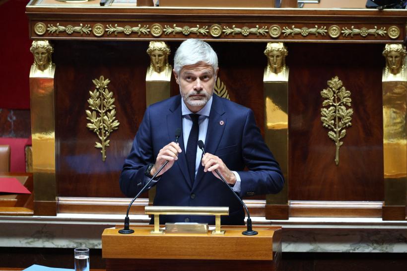 Criză politică la Paris: Guvernul francez se prăbușește după ce parlamentarii votează pentru demiterea prim-ministrului. Ce opțiuni are președintele Macron? 18971114