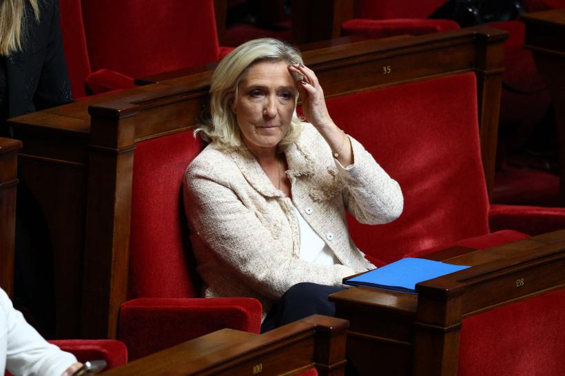 Criză politică la Paris: Guvernul francez se prăbușește după ce parlamentarii votează pentru demiterea prim-ministrului. Ce opțiuni are președintele Macron? 18971116