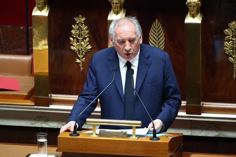 Criză politică la Paris: Guvernul francez se prăbușește după ce parlamentarii votează pentru demiterea prim-ministrului. Ce opțiuni are președintele Macron?