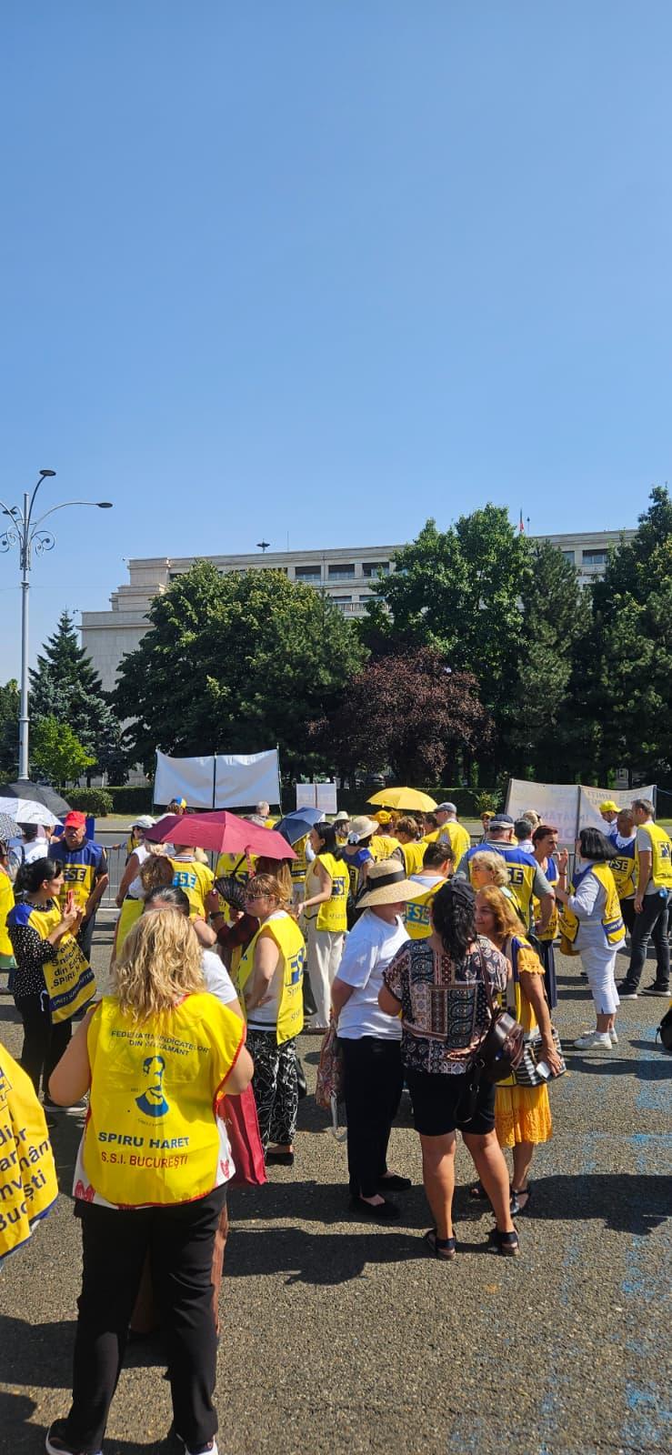 Prima zi de școală, cu profesorii în stradă: începe scandalul 18970836