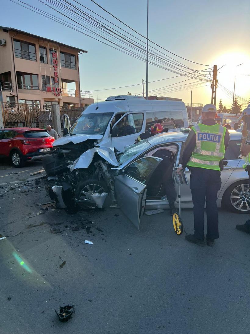 Accident grav între o mașină și un microbuz la ieșirea din Mangalia. A fost activat planul roșu!  18971127