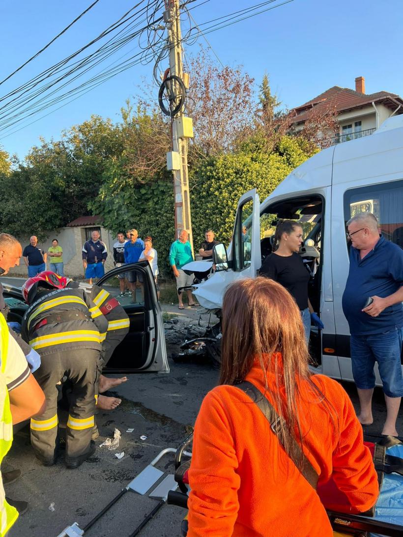 Accident grav între o mașină și un microbuz la ieșirea din Mangalia. A fost activat planul roșu!  18971128