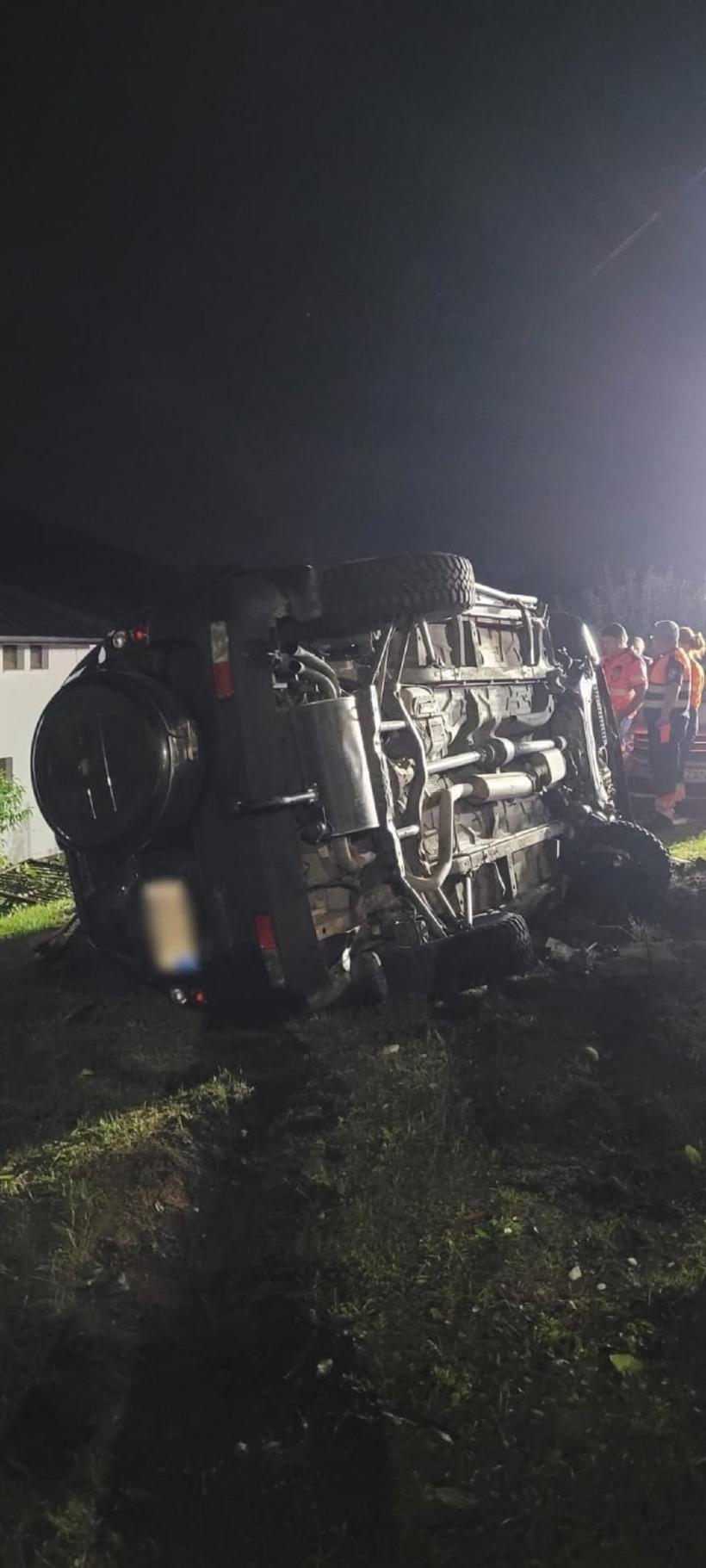 Un tânăr a murit și altul a fost rănit, după ce mașina s-a răsturnat în județul Cluj
