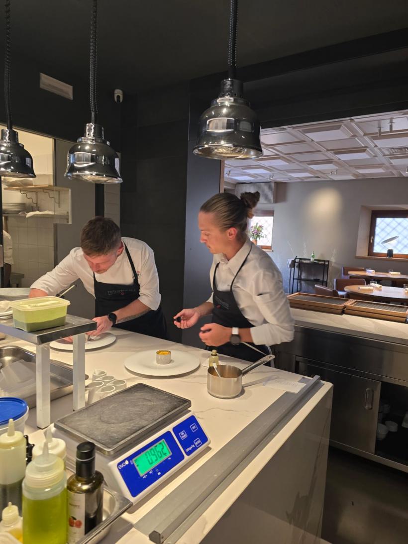 Claudiu Gherguț, câștigătorul sezonului 15 Chefi la cuțite, s-a alăturat echipei de la Retroscena, restaurantul lui Chef Richard Abou Zaki: „Am simțit că aici este locul meu”