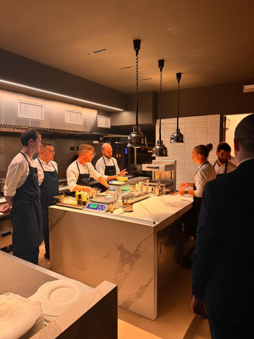 Claudiu Gherguț, câștigătorul sezonului 15 Chefi la cuțite, s-a alăturat echipei de la Retroscena, restaurantul lui Chef Richard Abou Zaki: „Am simțit că aici este locul meu” 18971429