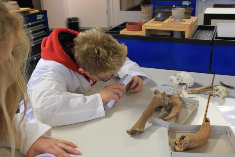 Copiii din alte țări sunt învățați cum să descopere comorile arheologice 18971237