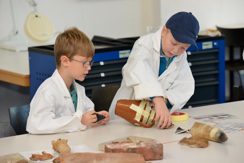 Copiii din alte țări sunt învățați cum să descopere comorile arheologice 18971241