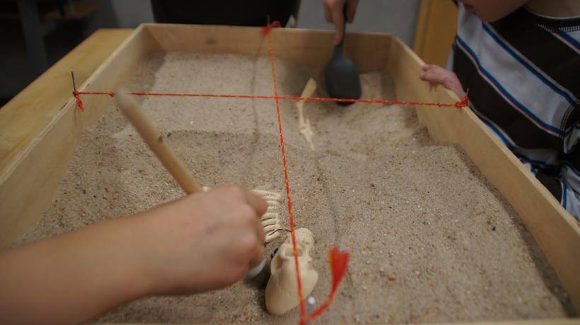 Copiii din alte țări sunt învățați cum să descopere comorile arheologice 18971242