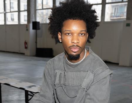 Descoperire macabră: Un cadavru în stare de putrefacție, găsit în mașina unui cunoscut cântăreț