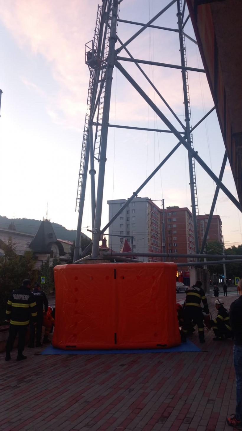 Misiune pentru salvarea unei persoane de pe un stâlp al telegondolei din Piatra Neamț