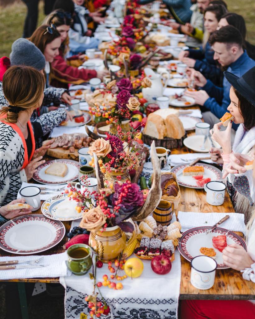 Peste 10.000 de oameni vor lua loc la masa lungă de 2,7 kilometri, construită din materiale reciclabile, în jurul Cetății Alba Carolina, care are șansa să intre în Guinness World Records