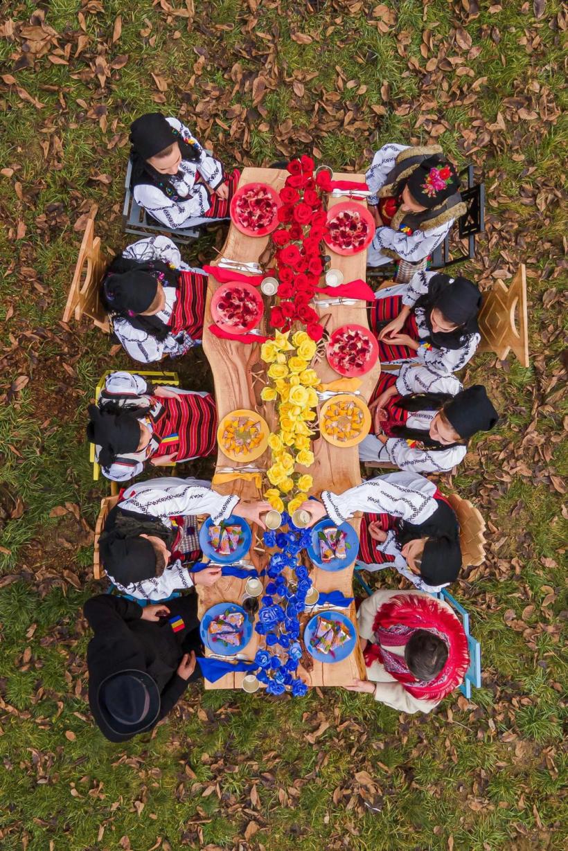 Peste 10.000 de oameni vor lua loc la masa lungă de 2,7 kilometri, construită din materiale reciclabile, în jurul Cetății Alba Carolina, care are șansa să intre în Guinness World Records 18971453