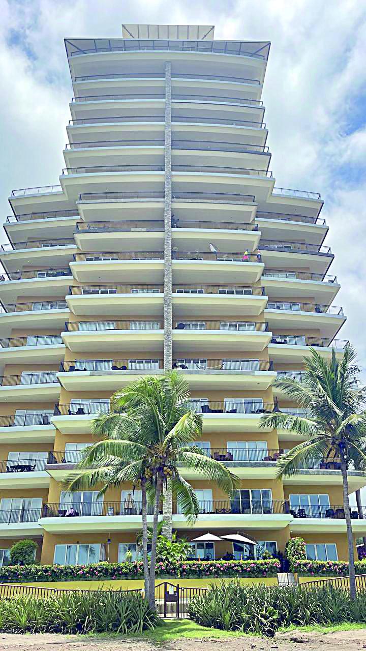 Tricolorul de la etajul 8 18971575